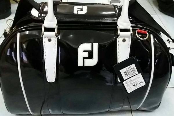 กระเป๋าใส่เสื้อผ้า footjoy ของใหม่ จาก 4,800 ขายเพียง 2,990